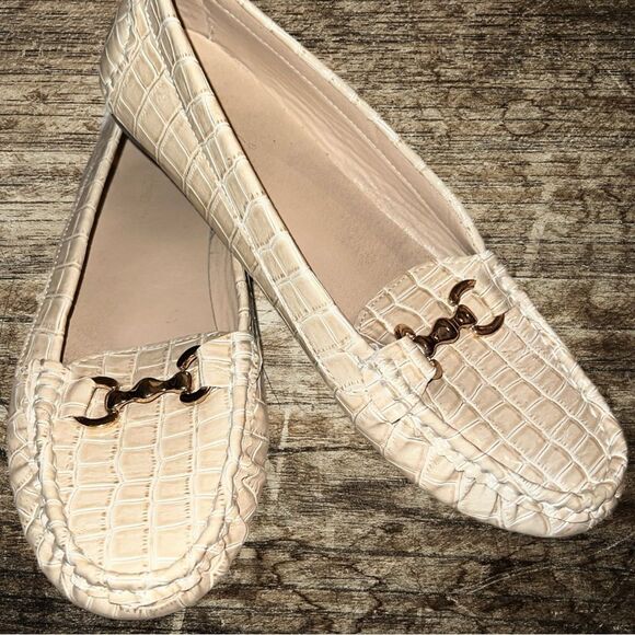 Truffles cream colored faux croc style slip on loafers! Ntn - Picture 5 of 10